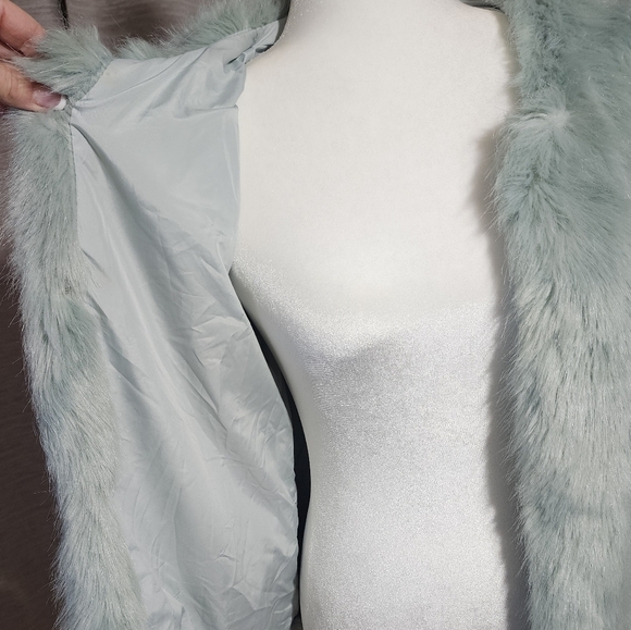 BERSHKA light green / turquoise faux fur coat - Picture 6 of 6